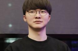 LOL比赛暂停长达3小时，选手打开直播看比赛，被(bèi)官(guān)方禁赛处罚