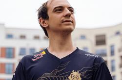 G2战队来得太早了，拳头还没准备訓(xùn)练地，被拍到在天津网吧里訓(xùn)练