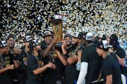 湖人媒(méi)体回击季中赛冠军质疑，粉丝反驳詹(zhān)姆斯“毫不在乎”言论引热议