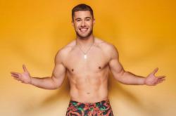 Curtis Pritchard 赢得(dé)了本季《爱情島(dǎo)全明星》（Love Island All Stars）的冠军，这是该節(jié)目有史以来第一次单人(rén)搭档比赛，他与自己搭档，在(zài)恋爱節(jié)目不跟任何人(rén)搭档，赢得(dé)冠军。他是一名训练有素的标准舞（Ballroom）和拉丁舞舞者，曾在(zài)青少年组和青年组获得(dé)过英...