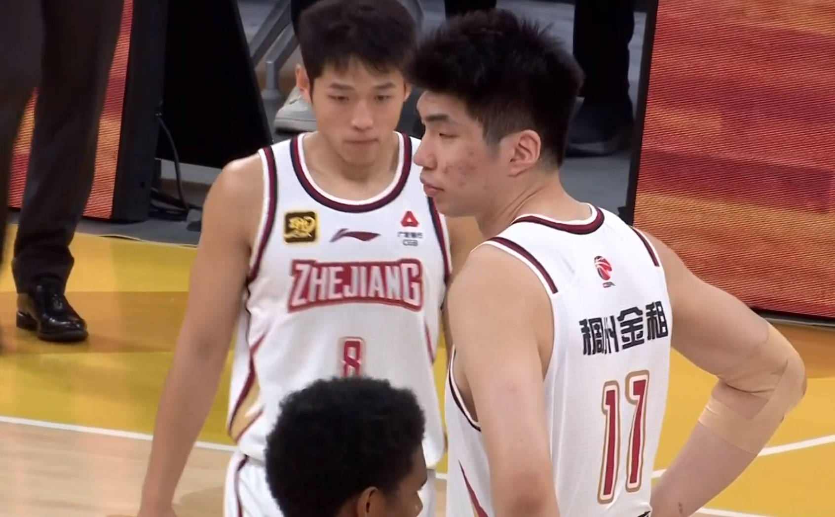 3场比赛后!男篮顶级中锋身价大暴跌,曾与杨瀚森齐名!