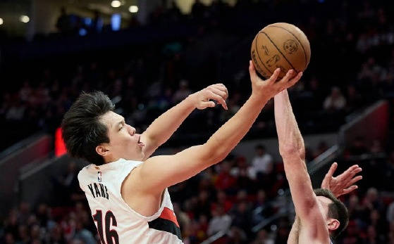 3场比赛后!男篮顶级中锋身价大暴跌,曾与杨瀚森齐名!