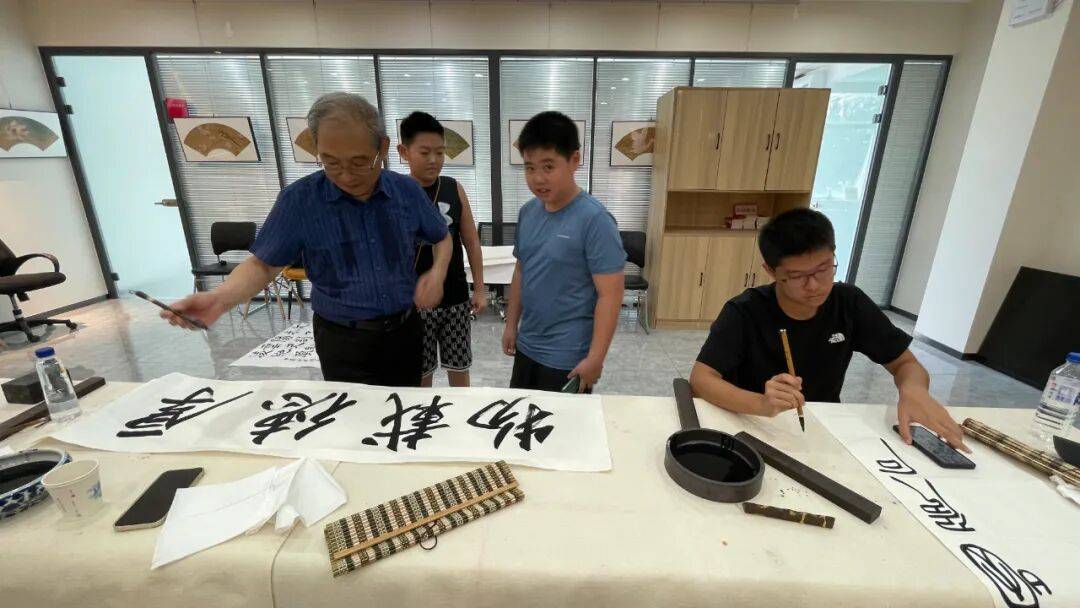 大爷们，都去哪了？