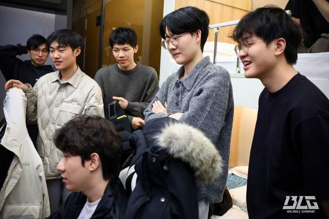 LPL最强战队易主！JDG双杀BLG登顶LPL，国一教实至名归？